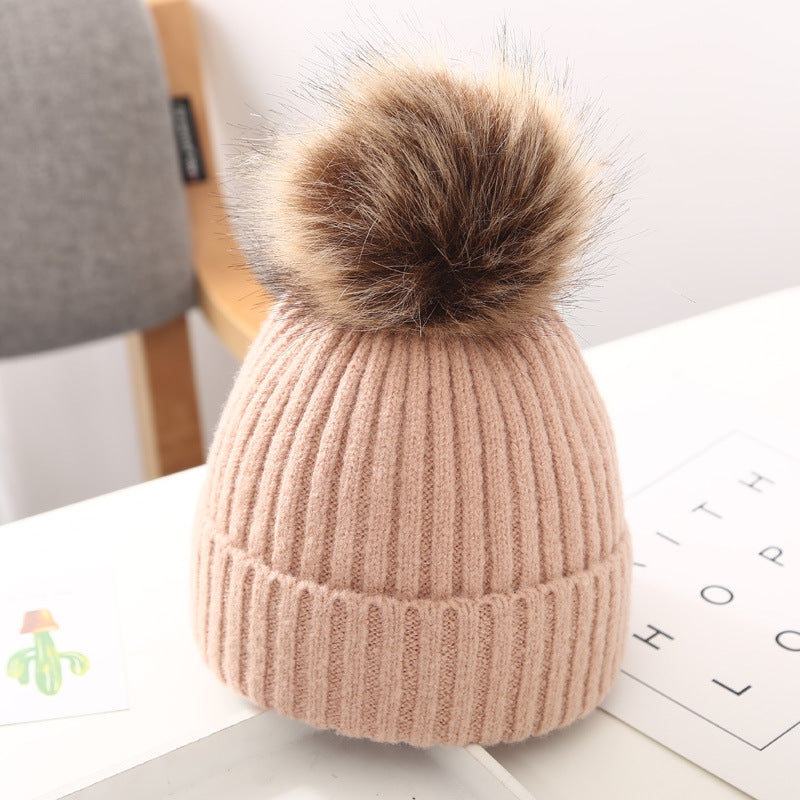 Stickad babymössa med stor pompom