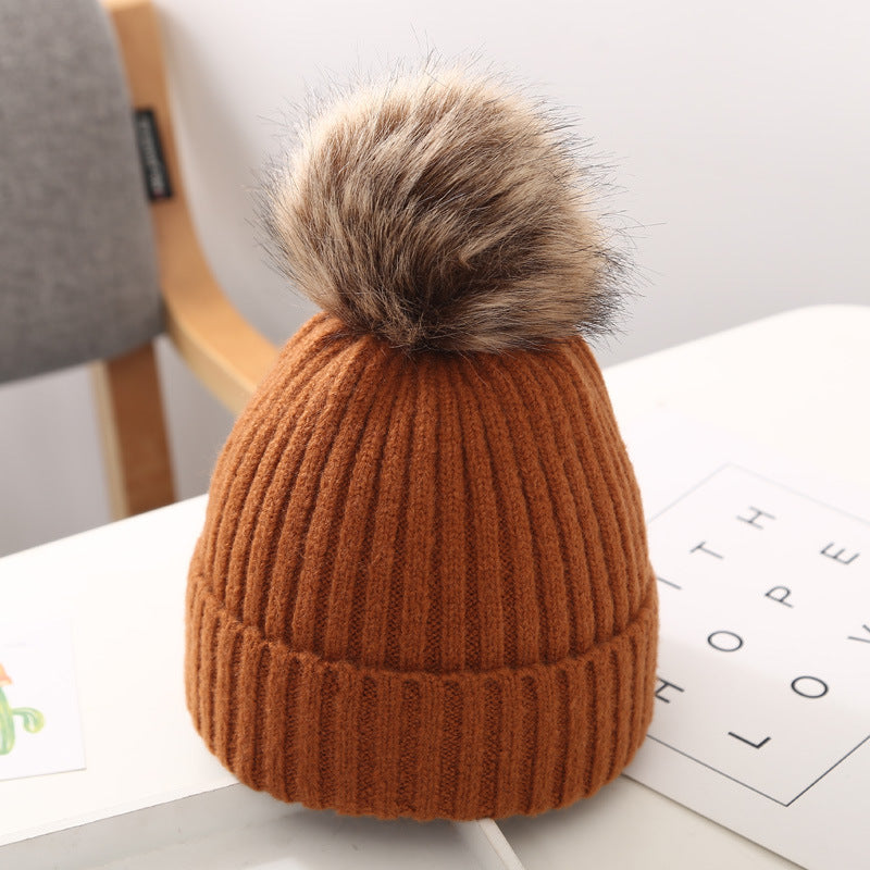 Stickad babymössa med stor pompom