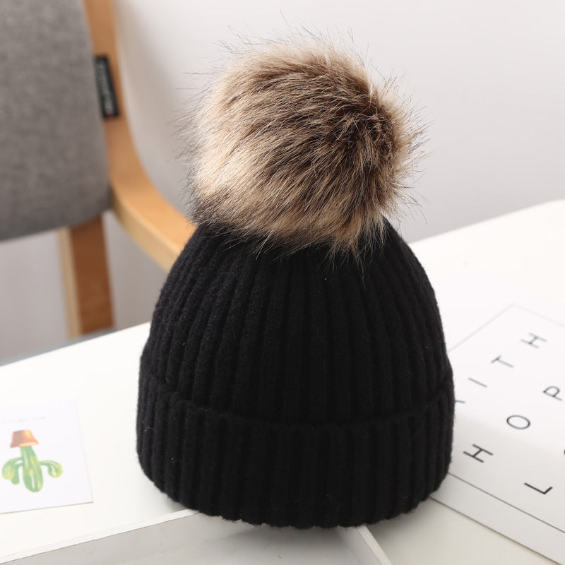 Stickad babymössa med stor pompom