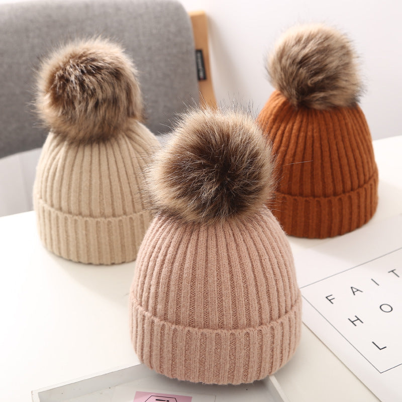 Stickad babymössa med stor pompom