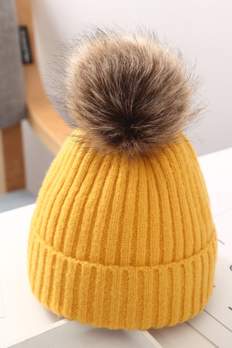 Stickad babymössa med stor pompom