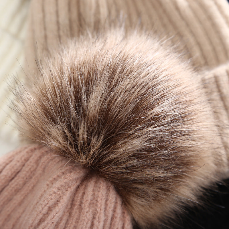 Stickad babymössa med stor pompom