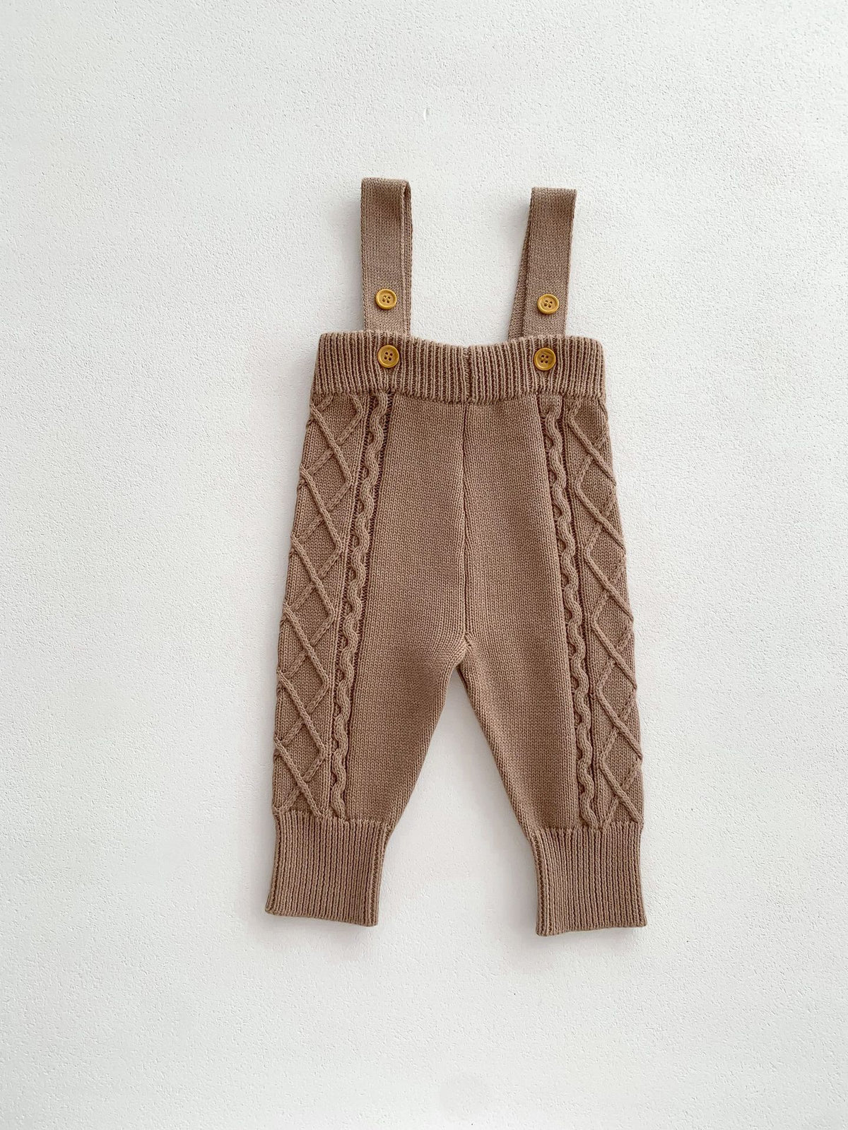 Stickad hängselbyxa för baby