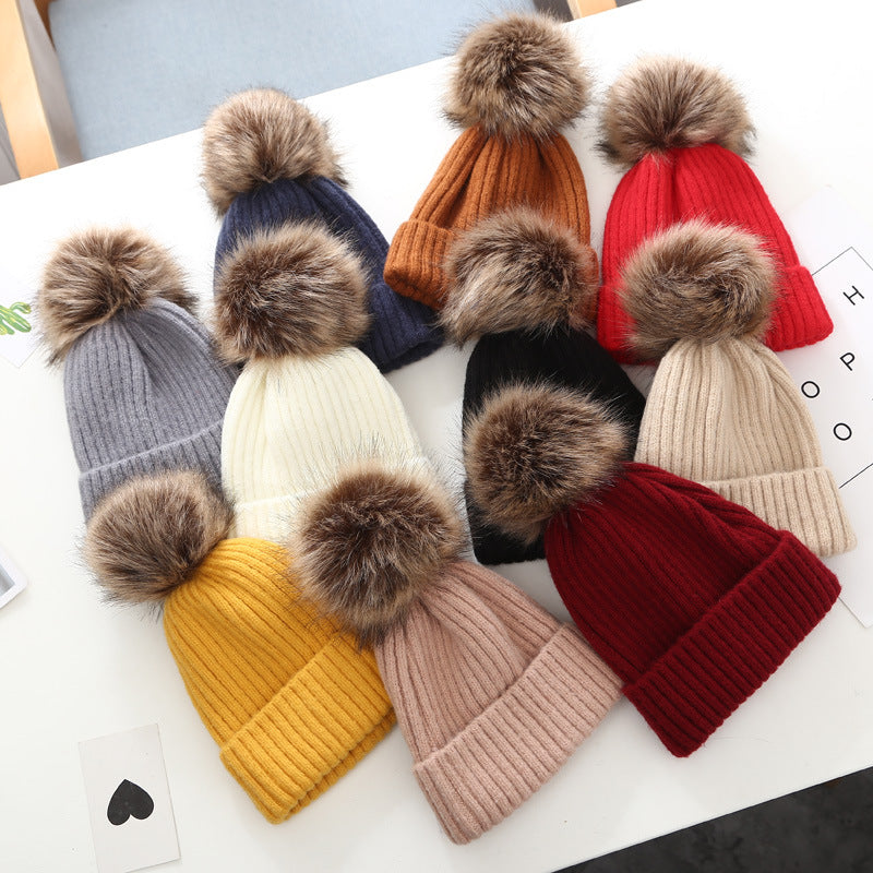 Stickad babymössa med stor pompom