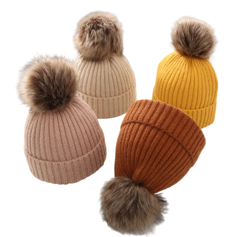 Stickad babymössa med stor pompom