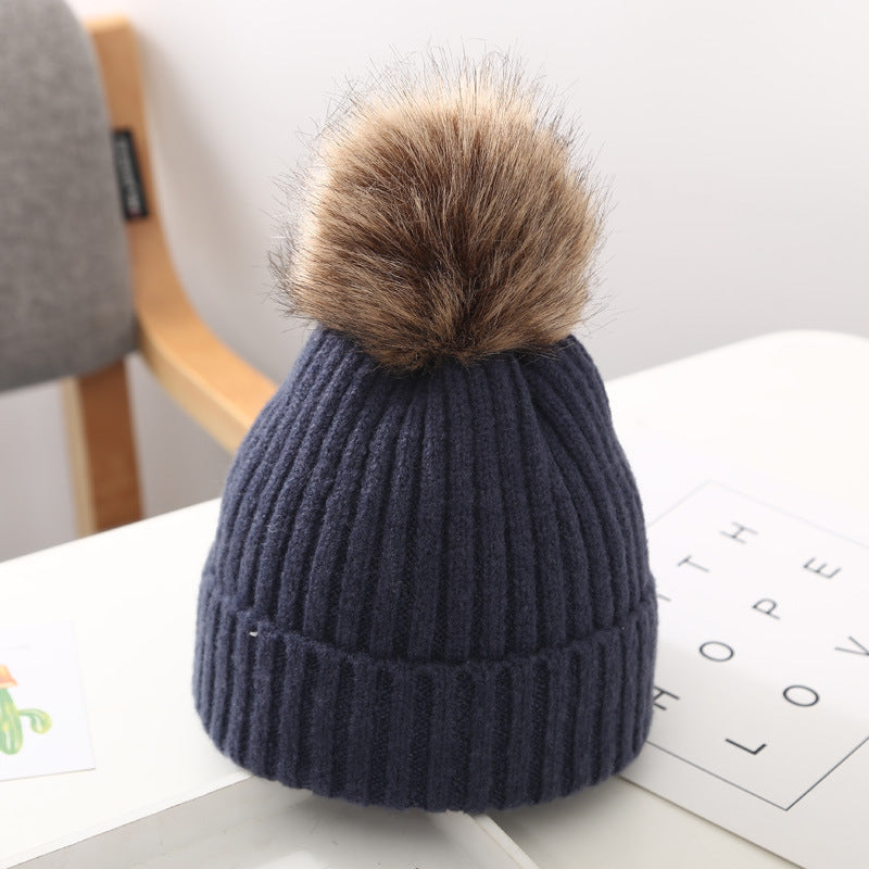 Stickad babymössa med stor pompom