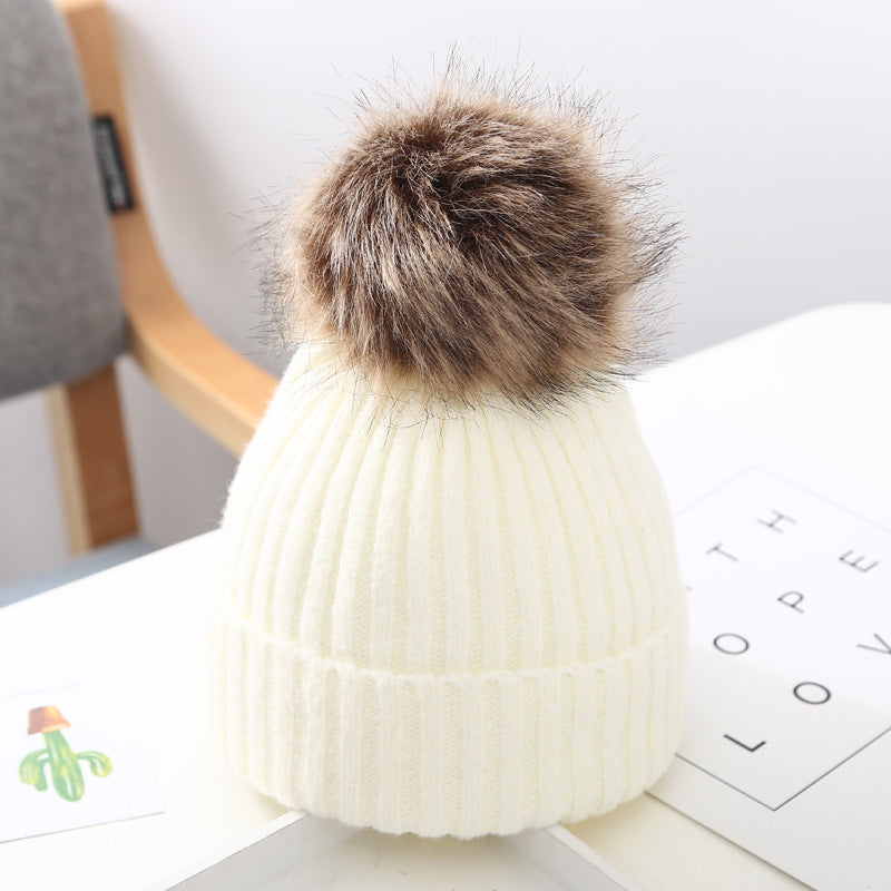 Stickad babymössa med stor pompom