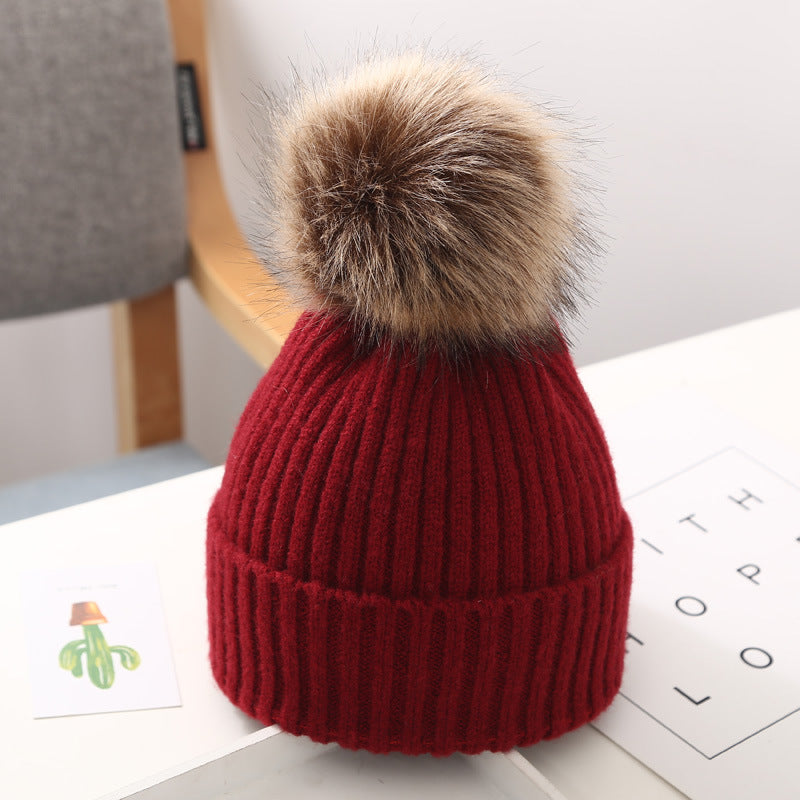Stickad babymössa med stor pompom