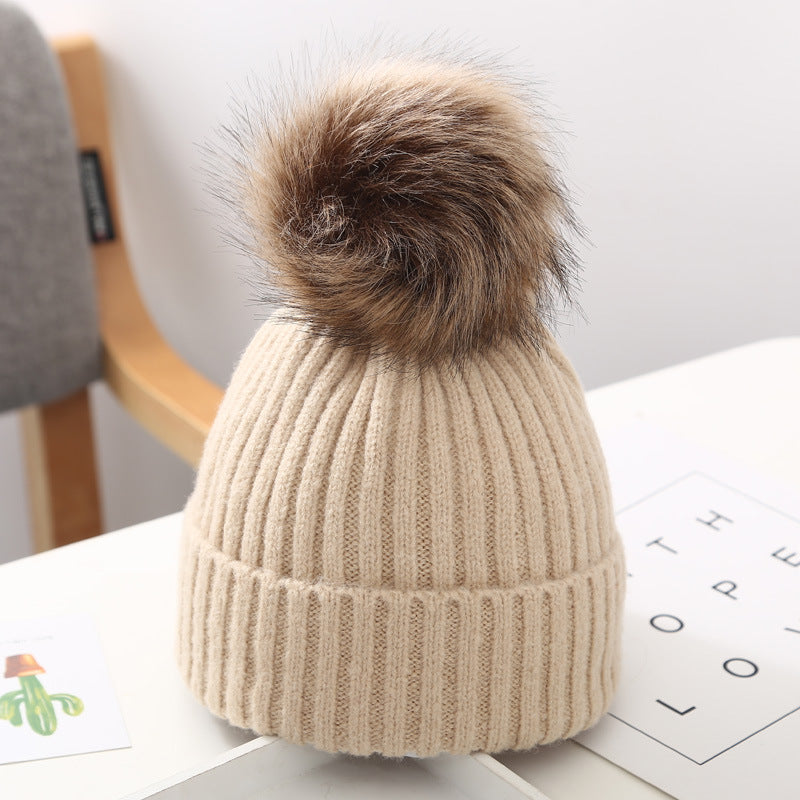 Stickad babymössa med stor pompom