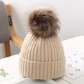 Stickad babymössa med stor pompom