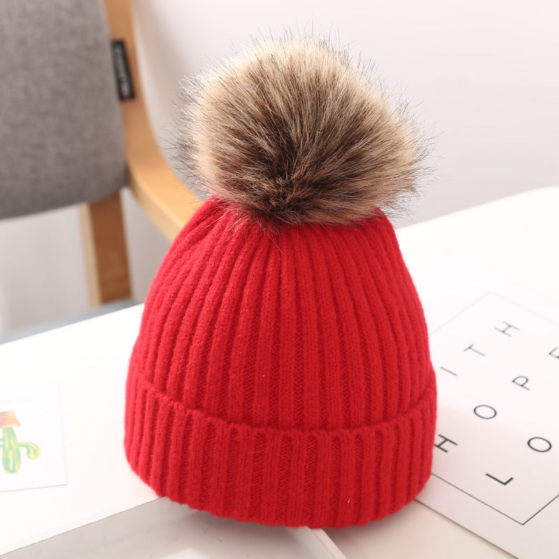 Stickad babymössa med stor pompom