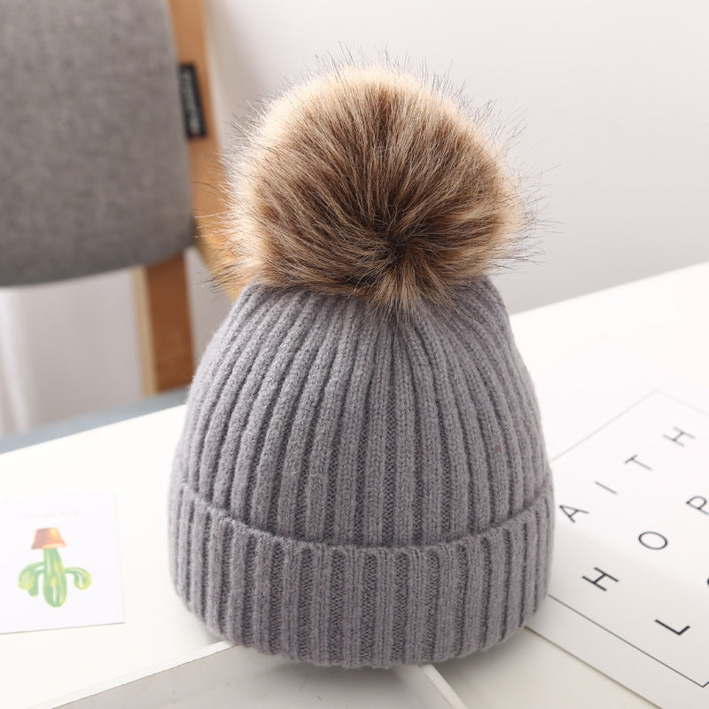 Stickad babymössa med stor pompom