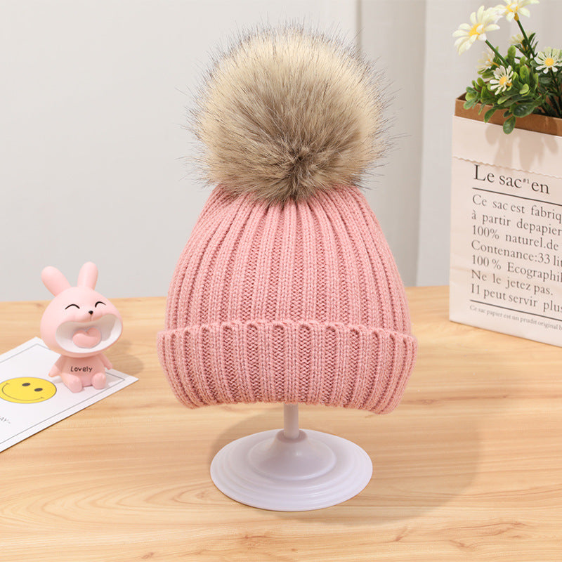Stickad babymössa med stor pompom