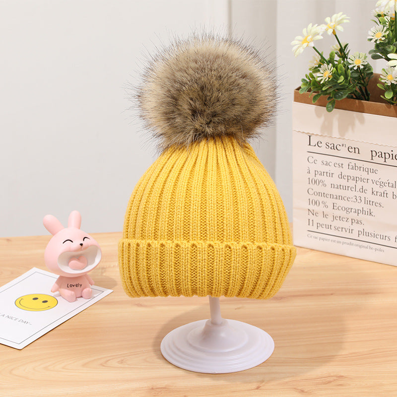 Stickad babymössa med stor pompom